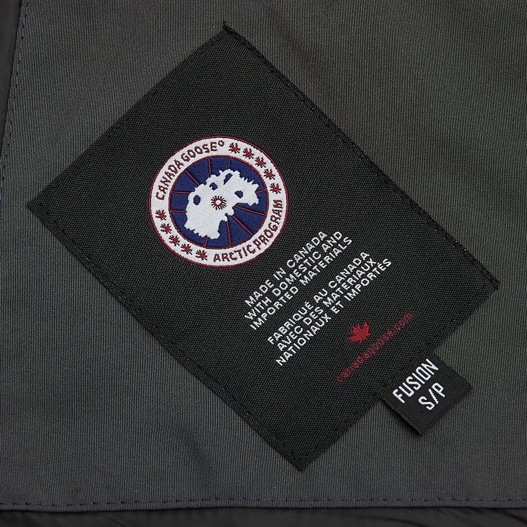 P360 Gray] Canada Goose Canada Goose #Freestyle Crew 4154M Men’s and Women’s Vest Down# ➖ Genuine synchronous anti-counterfeiting chip sensor! ➖ Imported Behringer embroidery machine to customize 10,000-needle embroidery logo! ➖ Imported 21-count polyester-cotton blended original fabric, using Feather-Light 10D waterproof coating fabric, made of 84.5% polyester fiber and 15.5% cotton, 100% the best feel in the entire network! ➖ The genuine official website uses the national standard 80 white duck down, and will never be misled by false claims such as 90 down or goose down! ➖ 100% nylon nylon lining with double double-layer sealing design to prevent velvet from running away. Top-grade polar fleece is used in the collar and pockets to keep warm and comfortable! ➖ Yoshida YKK provides original custom-made electroplated sliders. YKK two-way lockable zippers are tight and smooth and will not peel off paint! ➖ 3M composite original Velcro is durable, and all accessories and hardware are disassembled and customized! ⛔No slander, no exaggeration, no need for too much copywriting, because it is focused, it is professional!  SIZE: XS S M L XL XXL